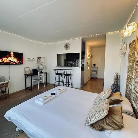 Bruyant Proche Centre, Terrasse Et Parking Lejlighed *