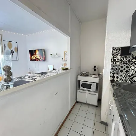 Bruyant Proche Centre, Terrasse Et Parking Lejlighed *