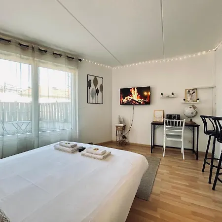 Daire Bruyant Proche Centre, Terrasse Et Parking *