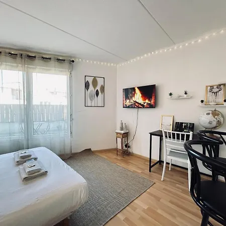 Apartment Bruyant Proche Centre, Terrasse Et Parking